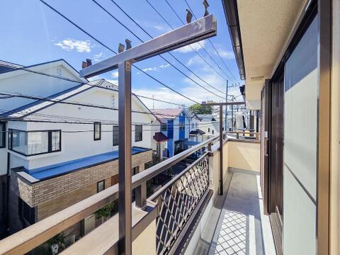 洗濯物がよく乾く明るいバルコニーは、風通しも良く、家事の効率が高まる環境です。広さがあるため、お洗濯物をたっぷり干せるのが嬉しいポイントで、日々の生活にゆとりが生まれます。