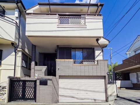 中古戸建てながら、外観は丁寧に手入れが行き届いており、清潔感が感じられます。趣のあるデザインが魅力で、落ち着いた街並みにも馴染む佇まいが、家族の新しい暮らしを迎え入れてくれます。