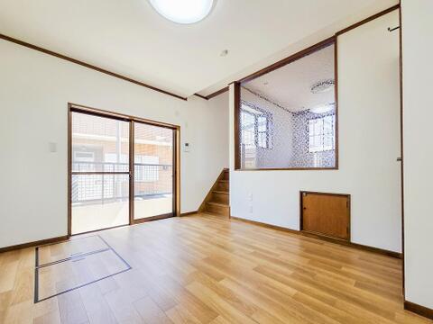 立体的な空間づくりがされていますが、どのお部屋でも明るい室内環境が整えられています。リフォーム済みの室内で心地よい暮らしをお楽しみください。