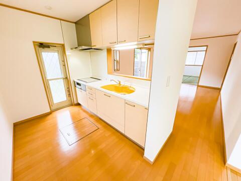 目の前をオープンにすることで開放感があり、コミュニケーションが円滑になる対面式キッチン。家族の顔がよく見えるキッチンスペースです。2026/9/13撮影