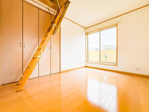 屋根裏収納とクローゼットを完備した、収納力に優れた1室です。バルコニーに出ることができます。2026/9/13撮影