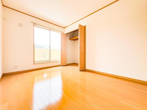 子供部屋や書斎、テレワークルームなにするにも丁度良い広さの居室。使い方は貴方次第です。バルコニーに出ることができます。2026/9/13撮影