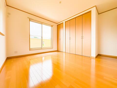 約7.5帖の主寝室は、ベットを置いても余裕がありそうなスペースです。大きなクローゼットをご用意しております。バルコニーに出ることができます。2026/9/13撮影