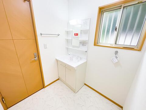 水回りは、シンプルイズベストと感じさせてくれる、ホワイトベースで清潔感のあるシャワー水栓付洗面化粧台。毎日の身だしなみはここから始まります。2026/9/13撮影