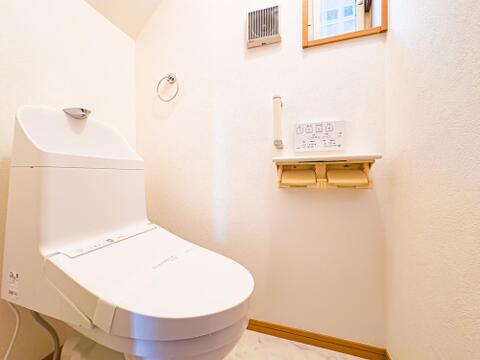 温水洗浄便座完備のトイレスペース。ついつい考え事をしてしまうほど落ち着く空間です。2026/9/13撮影