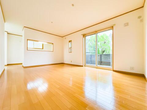 日当たり良好なLDKは、温かな陽光と爽やかな風が通り抜ける安息の住空間。帰ってきたくなる場所、安心できる場所として住まいにおける役割は重要です。2026/9/13撮影