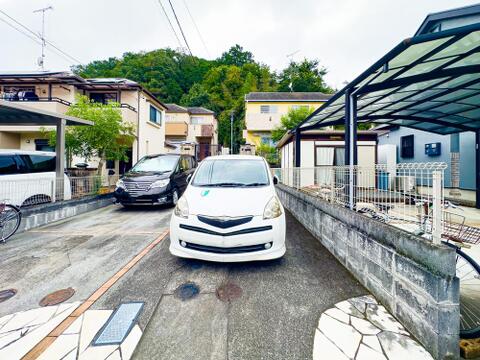 カースペースを2台分ご用意しております(車種による)。お仕事用とプライベート用を使い分けることができます。2026/9/13撮影
