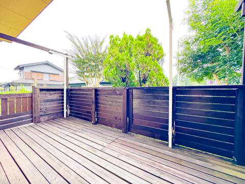 お庭にはウッドデッキを完備。BBQやガーデニング、家庭菜園なども楽しめます。外水栓も完備されており、お掃除がしやすい点も◎2026/9/13撮影