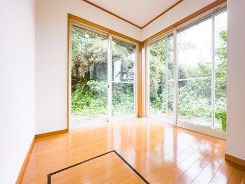約2.5帖のフリールーム。小さなテーブルやチェアなどを置いて、セカンドリビングにも◎優雅なティータイムをお過ごしください。2026/9/13撮影