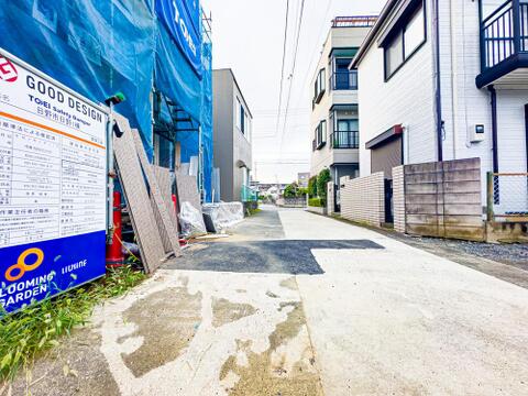 前面道路は約4mの広さがございます。住宅地内で、車庫入れがスムーズに行えます。2026/9/13撮影