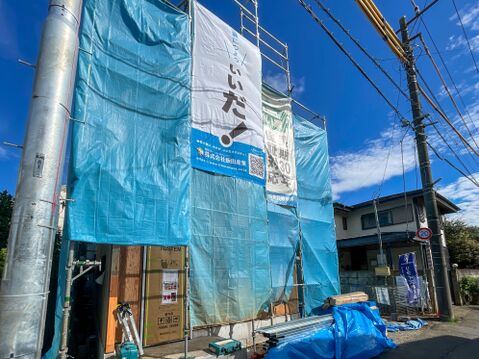 11月完成予定!前面道路がすっきりして車出し入れもスムーズな、保証充実の新築一戸建て。