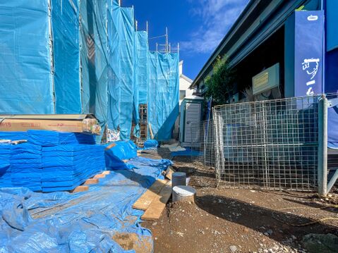 11月の完成が待ち遠しい新築一戸建て!整理整頓が行き届いた現場が施工の丁寧さを物語ります。