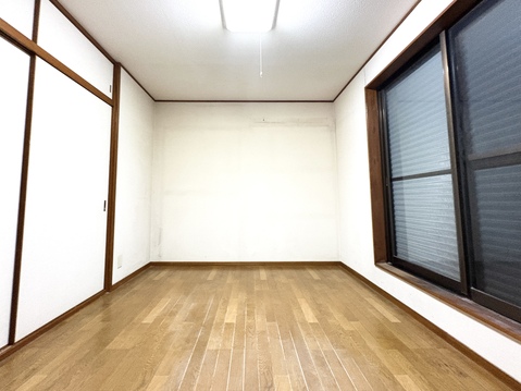 白を基調とした明るい2階洋室。大きな窓から優しい光が差し込み、毎日の目覚めも快適です。シンプルな内装で家具のレイアウトがしやすく、寝室や子供部屋、作業スペースなど多目的に活躍する心地よいお部屋です。