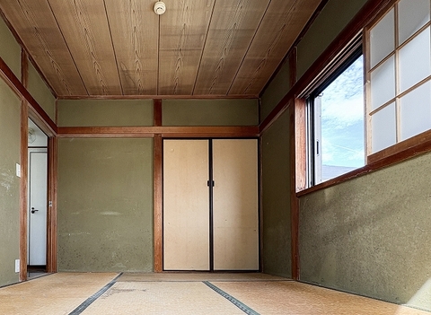 木の温もりが感じられる落ち着いた雰囲気の2階和室。窓からはやわらかな光と爽やかな風が通り抜け、心安らぐ時間を過ごせます。収納に便利な押し入れも備えており、寝室やくつろぎの部屋として最適です。