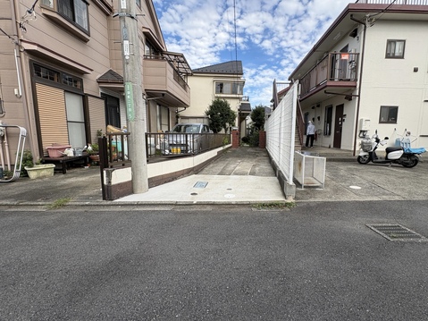 交通量が少ない落ち着いた環境です。周囲は静かな住宅街となっており、車通りを気にせず安心して生活できます。落ち着いた街並みの中で穏やかな暮らしを叶えられる住環境です。