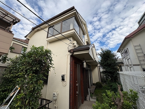 日野駅まで徒歩8分の落ち着いた住環境に立つ一戸建てです。これから水回り新品交換やクロス張替えなど、内装は順次リフォームを実施いたします♪綺麗な室内で新しい生活をスタートできます。