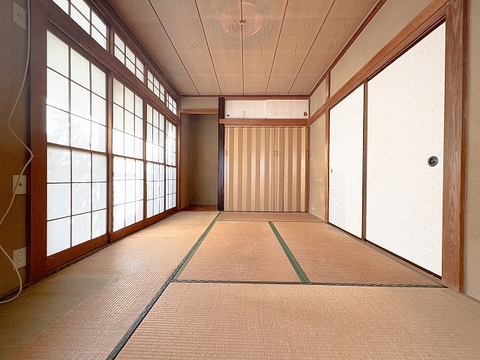 障子越しに柔らかい光が差し込む、風情ある1階和室。縁側へ繋がる伸びやかな空間は解放感があり、庭の景観を眺めながら心和むひとときを過ごせます。客間やくつろぎの場として最適な温もりあふれる一室です。