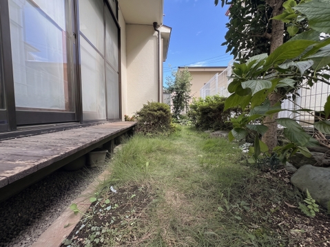 奥行きのある庭では季節のガーデニングや家庭菜園を存分に満喫できます。縁側に腰掛けて心地よい風を感じながら、四季折々の美しい景観をゆったりと眺められる、リラックス感にあふれた魅力的な住まいです。