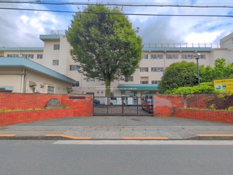 日野市立大坂上中学校まで徒歩22分。