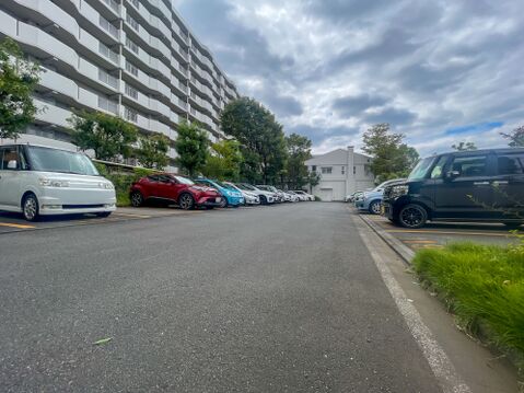 車の出し入れがスムーズな平置き駐車場!緑豊かな敷地内でゆったりとした車幅を確保しています。