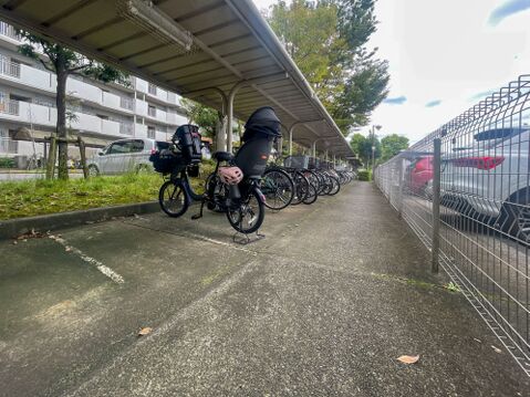 雨の日でも出し入れがラクラクな屋根付きサイクルスペース!歩行者道も広く安全に配慮された設計。