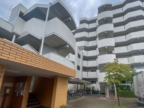 重厚感のある立体的な造形美!レンガ調アプローチと豊かな緑が住まう人を優しく出迎えます。