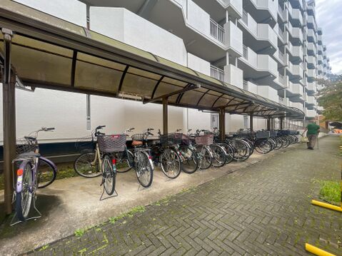 雨から大切な自転車を守る大型屋根付き駐輪場!整理整頓しやすく通りやすい快適スペース。