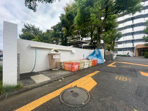 ネット&ボックス設置で衛生的なゴミ集積所!整然と維持管理された気持ちの良い共用部です。