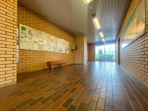 広々とした明るいエントランスホール!自治会情報などが一目でわかる大きな掲示板とベンチ付き。