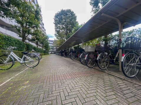 大切な自転車を雨から守る大型屋根付き駐輪場!車路が広く整然とした通りやすいアプローチ。