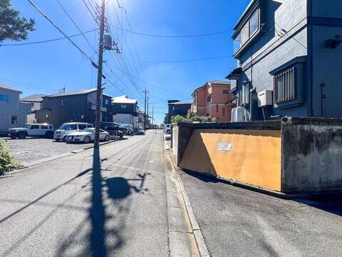 幅員約6mの広々とした東側公道に接道。車のすれ違いもスムーズで運転が苦手な方も安心です。