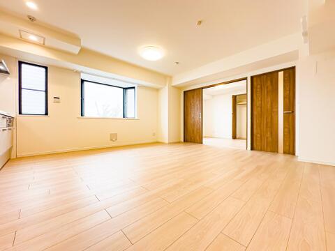 LDKは約12.9帖の広さです。隣室の洋室を開放して、リビングの延長としてもご利用いただけます。2026/9/27撮影