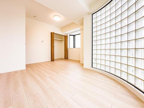 主寝室は、開口部が大きくとても開放的な1室です。デザイン性が高く、インテリアが映えるお部屋です。2026/9/27撮影