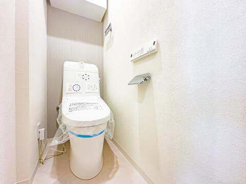 温水洗浄便座完備のトイレスペース。ついつい考え事をしてしまうほど落ち着く空間です。2026/9/27撮影