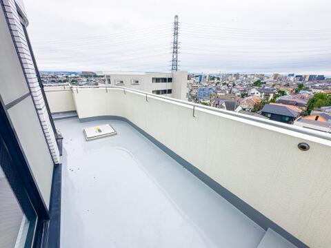 爽快な眺望が臨めるワイドバルコニーです。バルコニーは2面バルコニーを採用しております。通風と眺望、日当たりに優れています。2026/9/27撮影