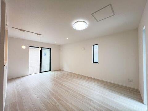 「18.15帖LDK」 白を基調とした洗練された室内空間。家具の配置がしやすいフラットな間取りです。