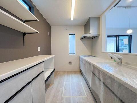 「キッチン空間」 背面にカップボードや床下収納を完備。家事動線に優れ、すれ違いもラクラクな広い空間です。