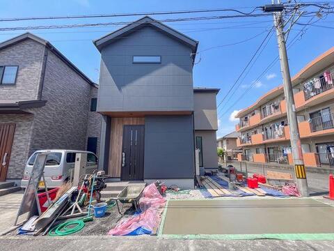 「外観」 黒を基調としたモダンな外観デザイン。建物完成済みで現在外構工事を進行中です。