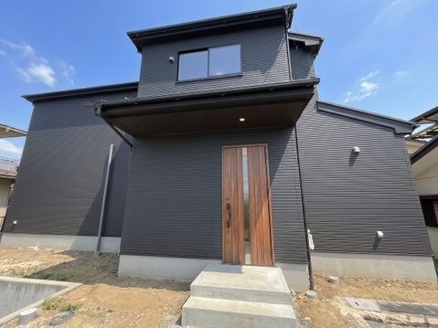 閑静な住宅街に佇む広々5LDK。ゆとりの間取りでご家族それぞれの時間も大切にできます。周辺は自然豊かで環境も良好。のびのびとした快適な暮らしを叶える邸宅です。※CG加工により天候の補正加工しております