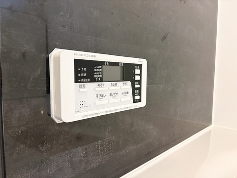 ワンタッチでお湯はりや追いだきができるオート機能付き給湯リモコン。通話や呼び出し機能も備えており、ご家族の入浴時も安心です。温度調節も簡単で、毎日のバスタイムを便利に快適にサポートします。