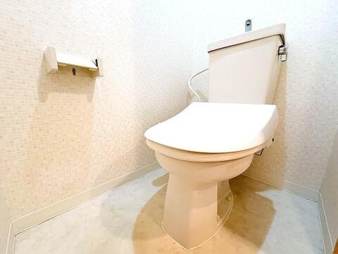 室内(2026年9月)撮影白を基調とした清潔感あふれるトイレ空間。温水洗浄便座付きで季節を問わず快適に使用できます。明るい床材が優しげな雰囲気を演出し、毎日心地よく使えるプライベートなスペースです。
