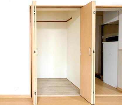 室内(2026年9月)撮影リビングに備え付けられたクローゼット。開口が広く、大きな荷物や日用品のストックもスムーズに出し入れ可能です。ハンガーパイプや上棚付きで、空間を無駄なくスマートに