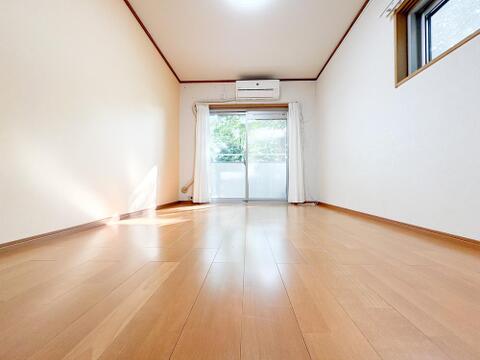 室内(2026年9月)撮影5.6畳の洋室は、柔らかい日が差し込み木の温もりを感じるフローリング。白壁で心地よい寝室にぴったり。エアコン設置済みで、年間を通して快適に過ごせる落ち着いた空間です。