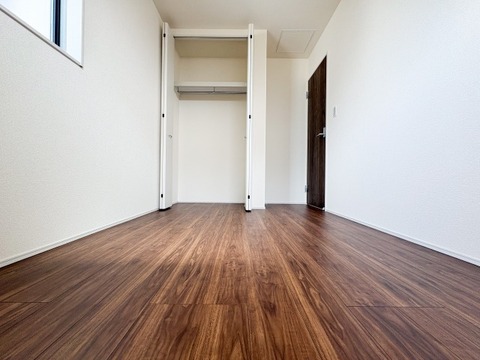 ゆとりある広さの居室は、家具の配置がしやすく使い勝手の良い空間です。採光も良好で、生活スタイルに合わせて自由にレイアウトできます。