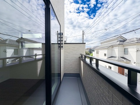 ゆとりある広さのバルコニーは、洗濯物がたっぷり干せるうれしい設備です。屋外の空気を感じながらくつろげるスペースとしても活用でき、生活の幅が広がります。