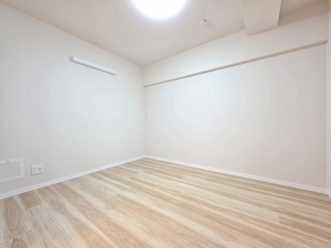 広々な子供部屋は、のびのびと過ごせる空間が魅力です。明るい日差しが差し込み、遊びや勉強に集中できる居心地の良い環境となります。お子さまの成長に合わせたレイアウト変更もしやすく、収納も充実しています。