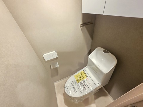清潔感のあるトイレは、シンプルでモダンなデザインが魅力です。広めのスペースでゆったりと使えるため、毎日の生活がより快適に。綺麗だからこその心地よさを感じられる空間です。