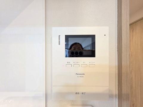 来訪者を画面で確認できるカラーモニター付きインターホンが完備され、安心して応対できます。家族やお子様だけの在宅時にも、しっかりと防犯対策ができる心強い設備です。