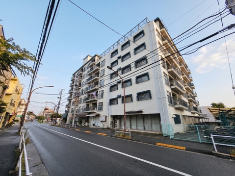 存在感のある外観が特徴のマンション。落ち着いたデザインとしっかりとした構造が安心感をもたらし、住まいとしての信頼性が感じられる美しい造りです。