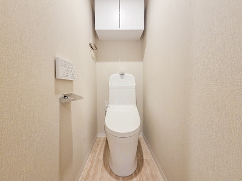 清潔感のあるトイレは、シンプルでモダンなデザインが魅力です。広めのスペースでゆったりと使えるため、毎日の生活がより快適に。綺麗だからこその心地よさを感じられる空間です。